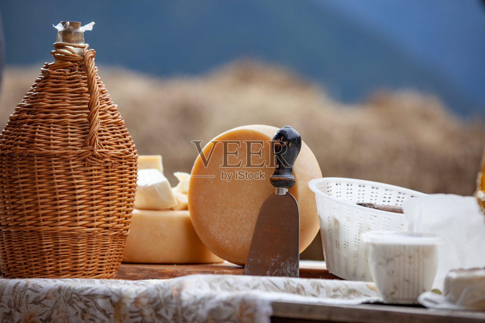 有机乳制品和葡萄酒展示户外对阿尔卑斯山-库存照片照片摄影图片