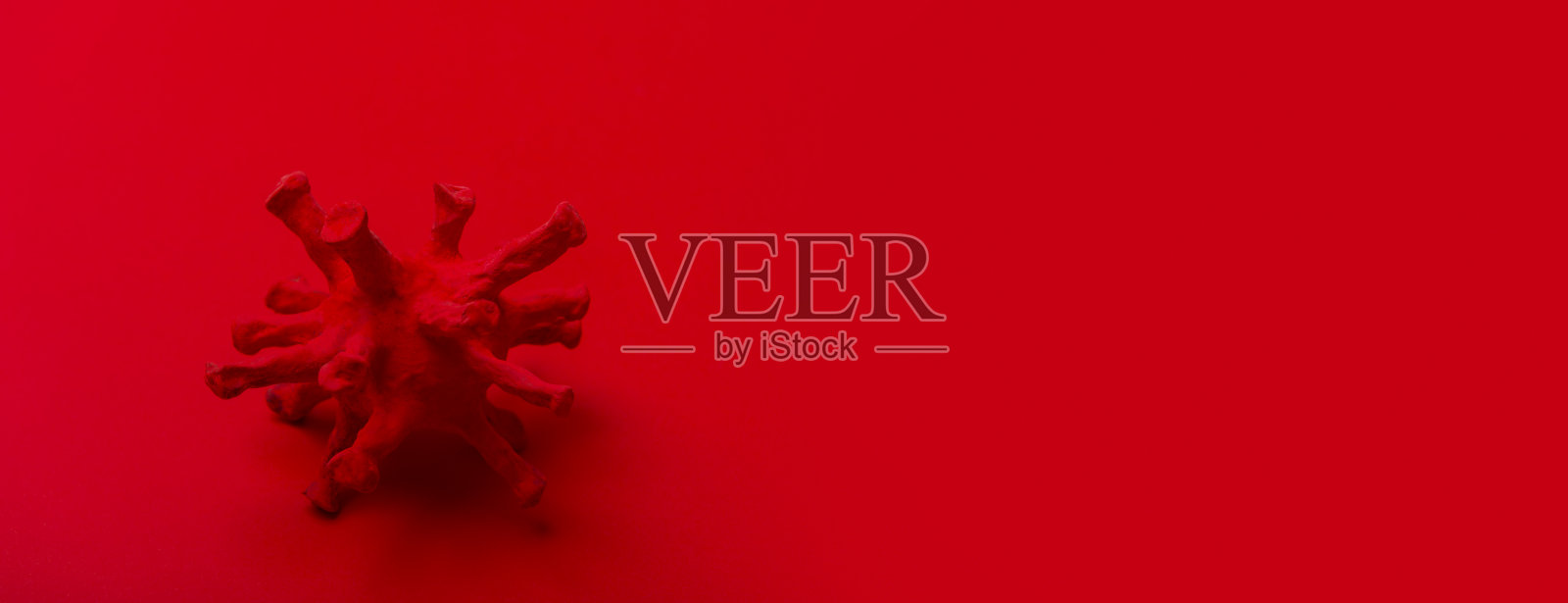 红色背景下的冠状病毒Covid-19红色病毒株模型。微生物学和病毒学概念。照片摄影图片