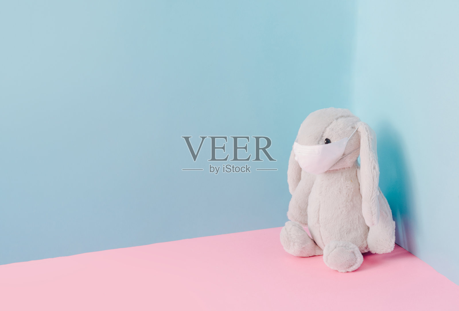 用复活节兔子或带病毒面具的兔子创作作文。照片摄影图片