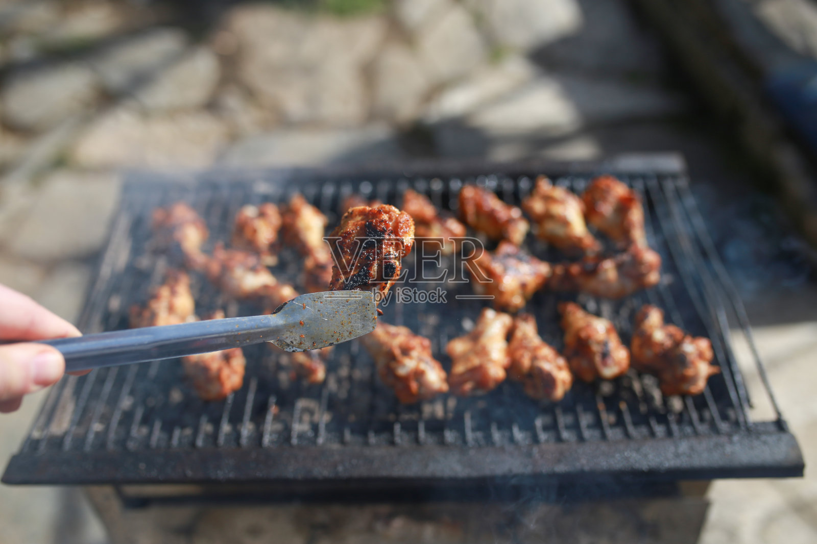烤鸡与樱桃。照片摄影图片