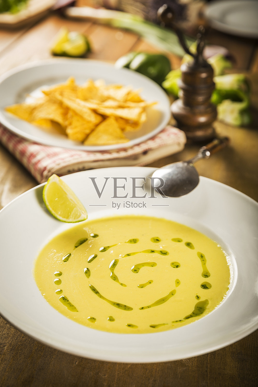 大蒜奶油汤,橄榄油,柠檬和玉米片照片摄影图片