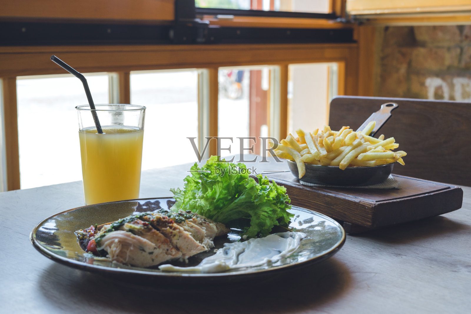 桌上有肉和酱汁和沙拉。照片摄影图片