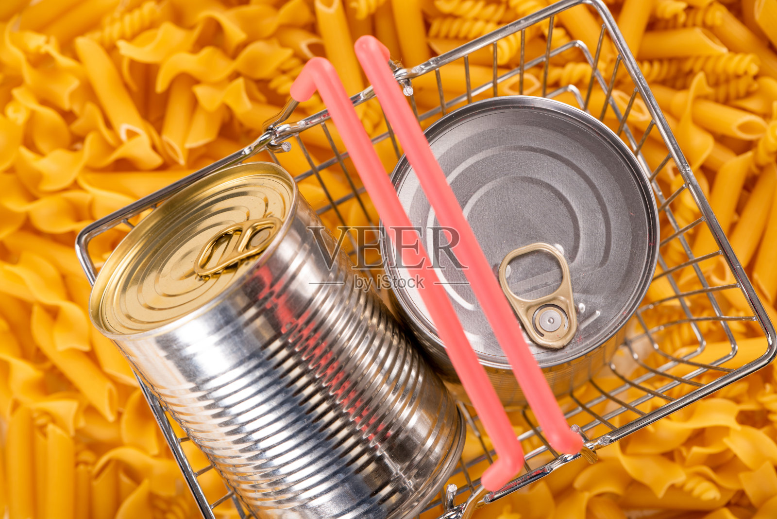 购物篮、意大利面、罐头食品照片摄影图片
