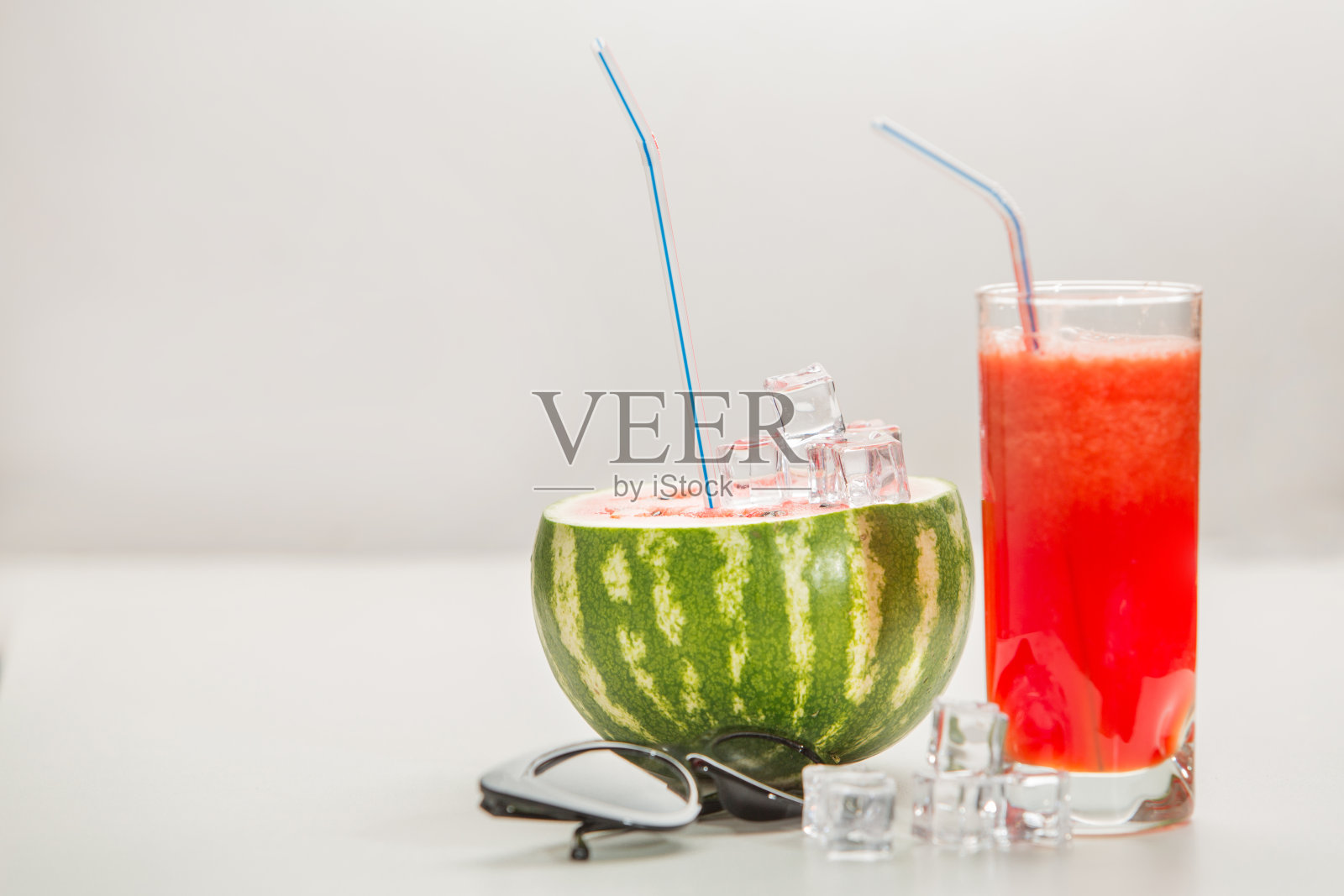 用吸管喝西瓜汁照片摄影图片