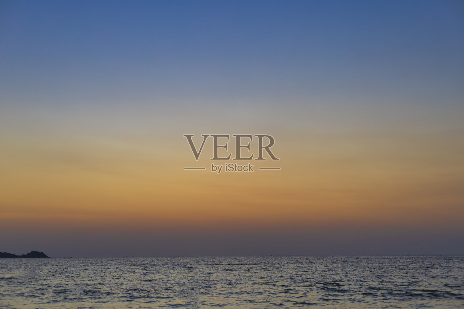 海面上的热带日落。带有文本或设计的复制空间。照片摄影图片