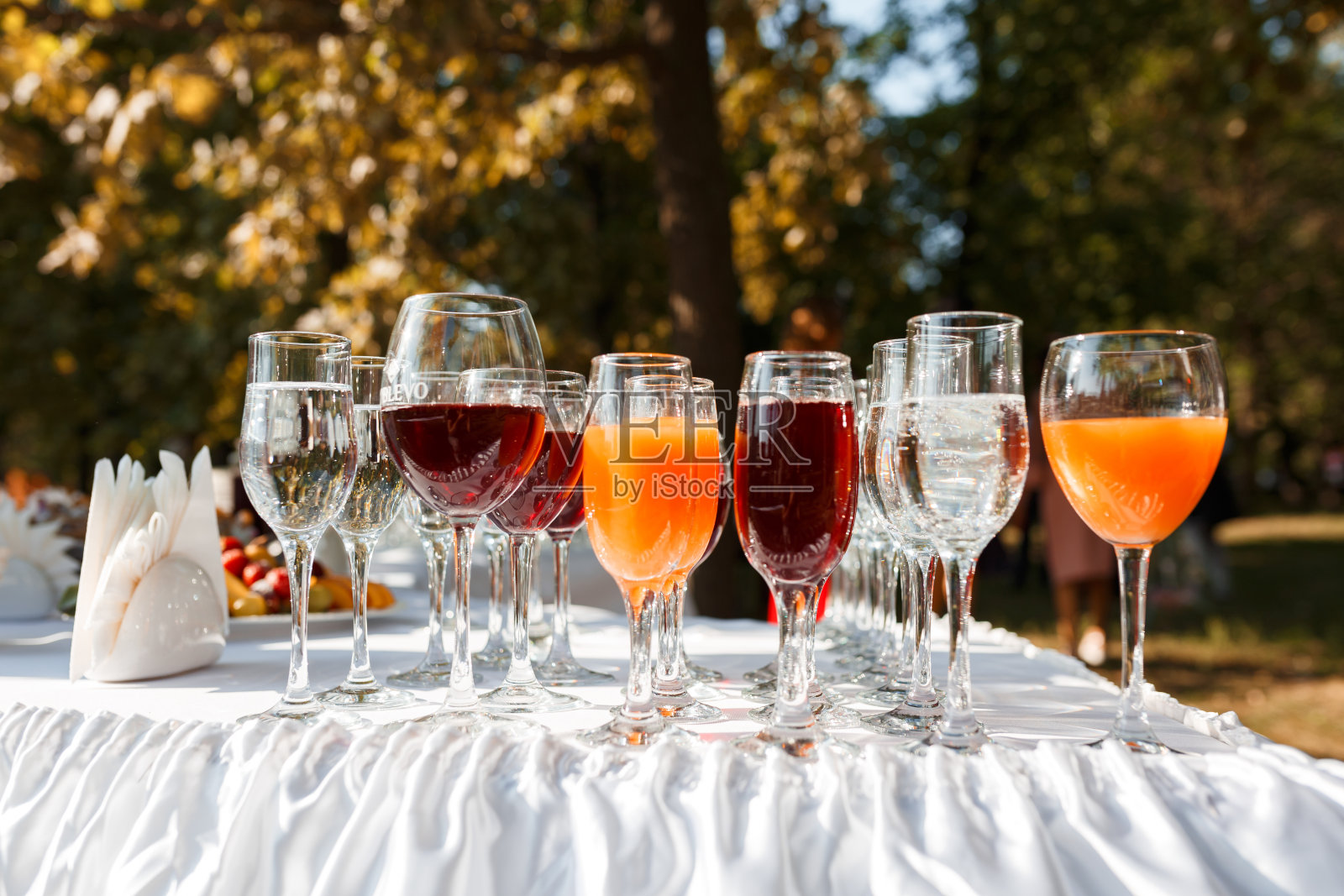 红色和黄色的果汁在高脚杯照片摄影图片