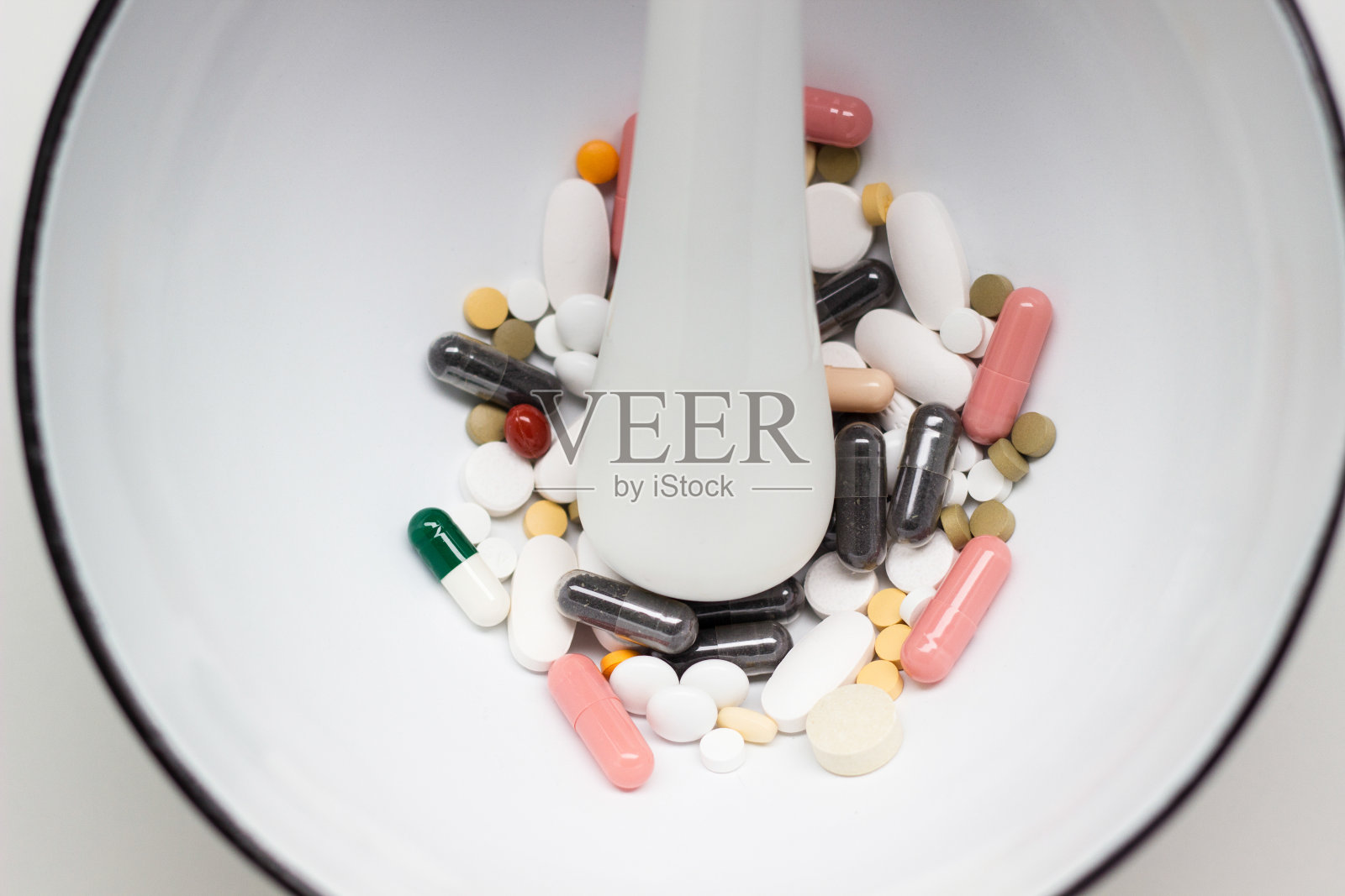 杵臼里装着药丸和药瓶照片摄影图片