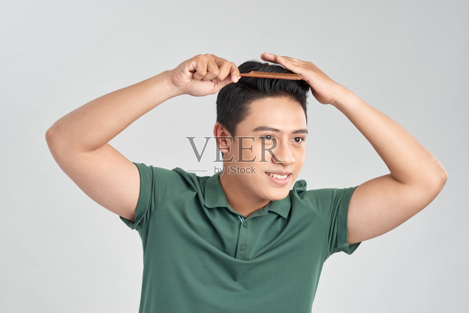 男子开朗成熟的家伙拿着发刷的特写照片使头发造型孤立的白色背景照片摄影图片