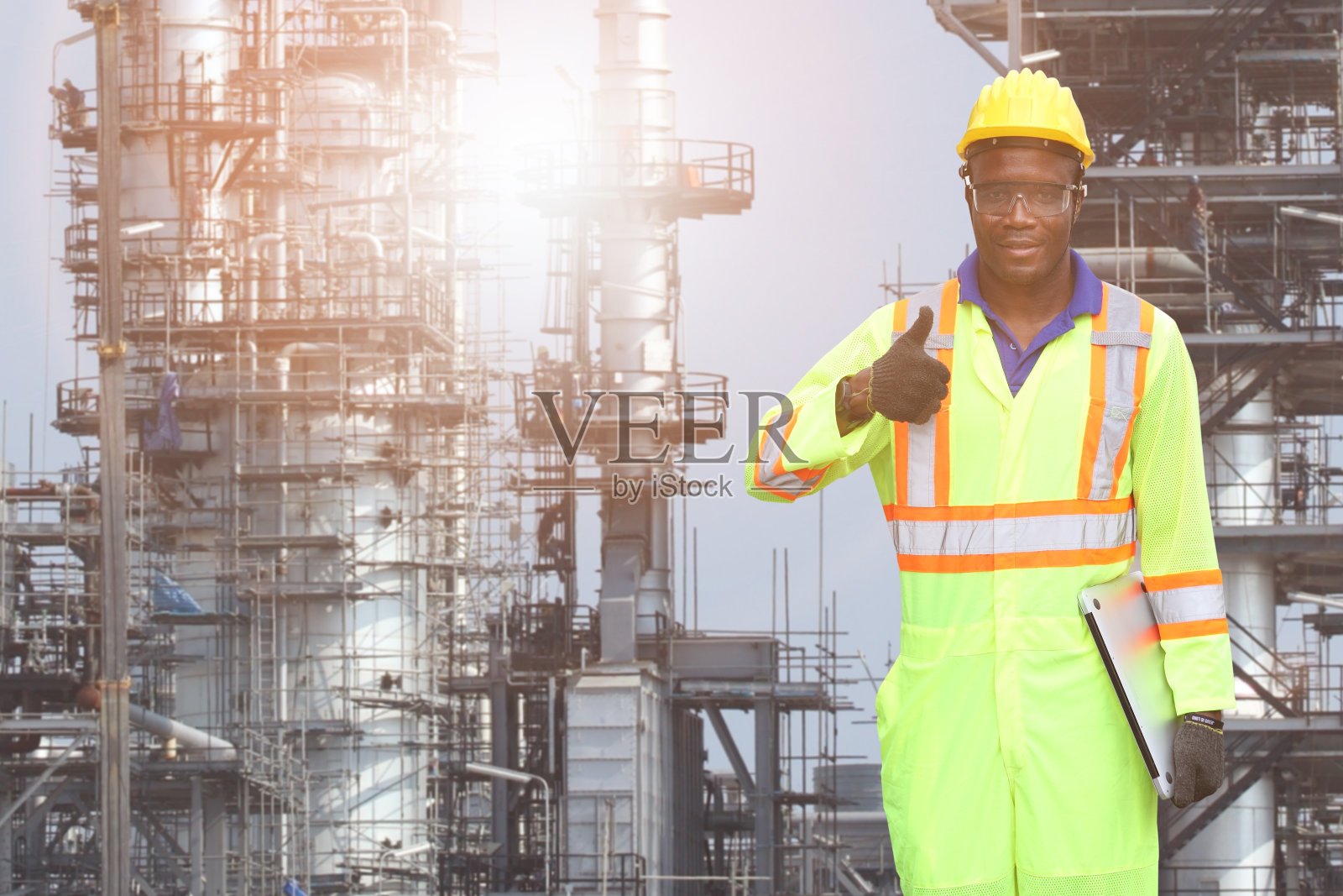 工程师在炼油厂现场的双重曝光图像照片摄影图片