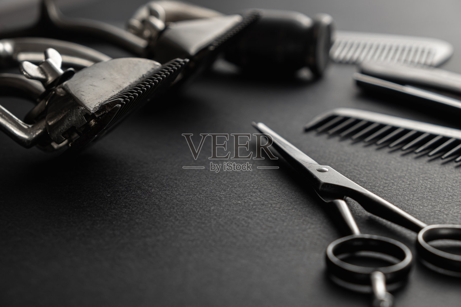 黑色的表面上是旧的理发师工具。黑色的单色。水平方向。照片摄影图片