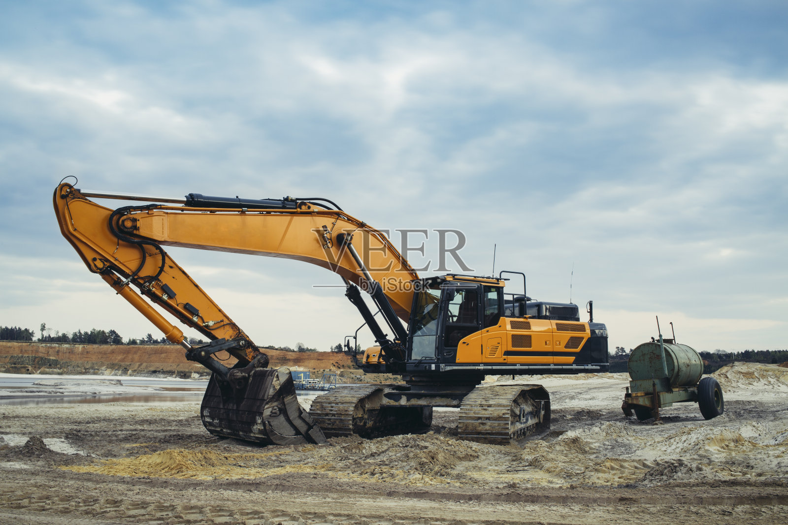 沙场中的挖掘机照片摄影图片