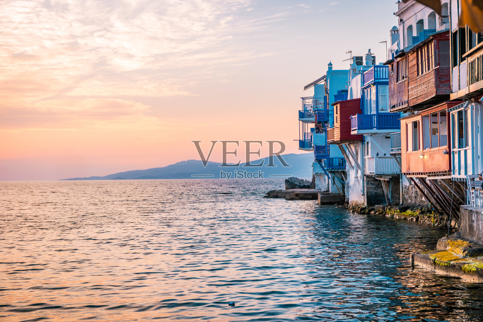 希腊米科诺斯,米科诺斯镇的日落照片摄影图片