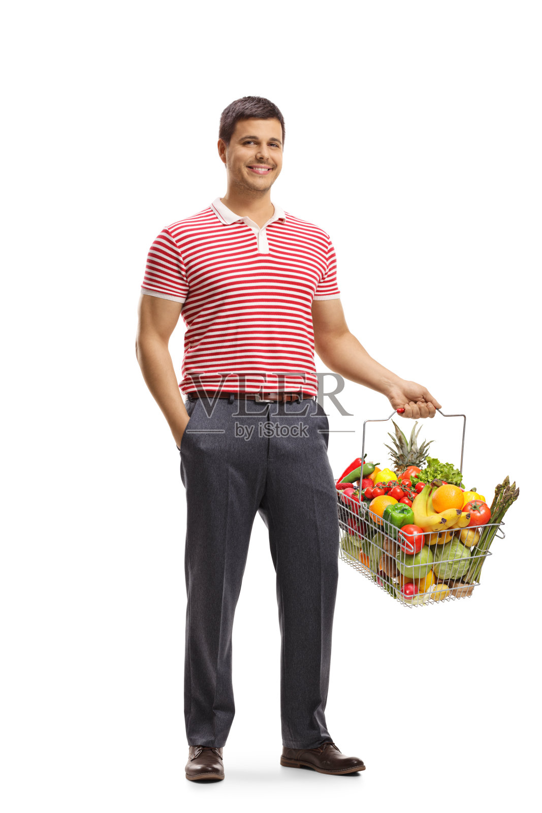 年轻男人微笑并拿着装满健康果蔬的购物篮照片摄影图片