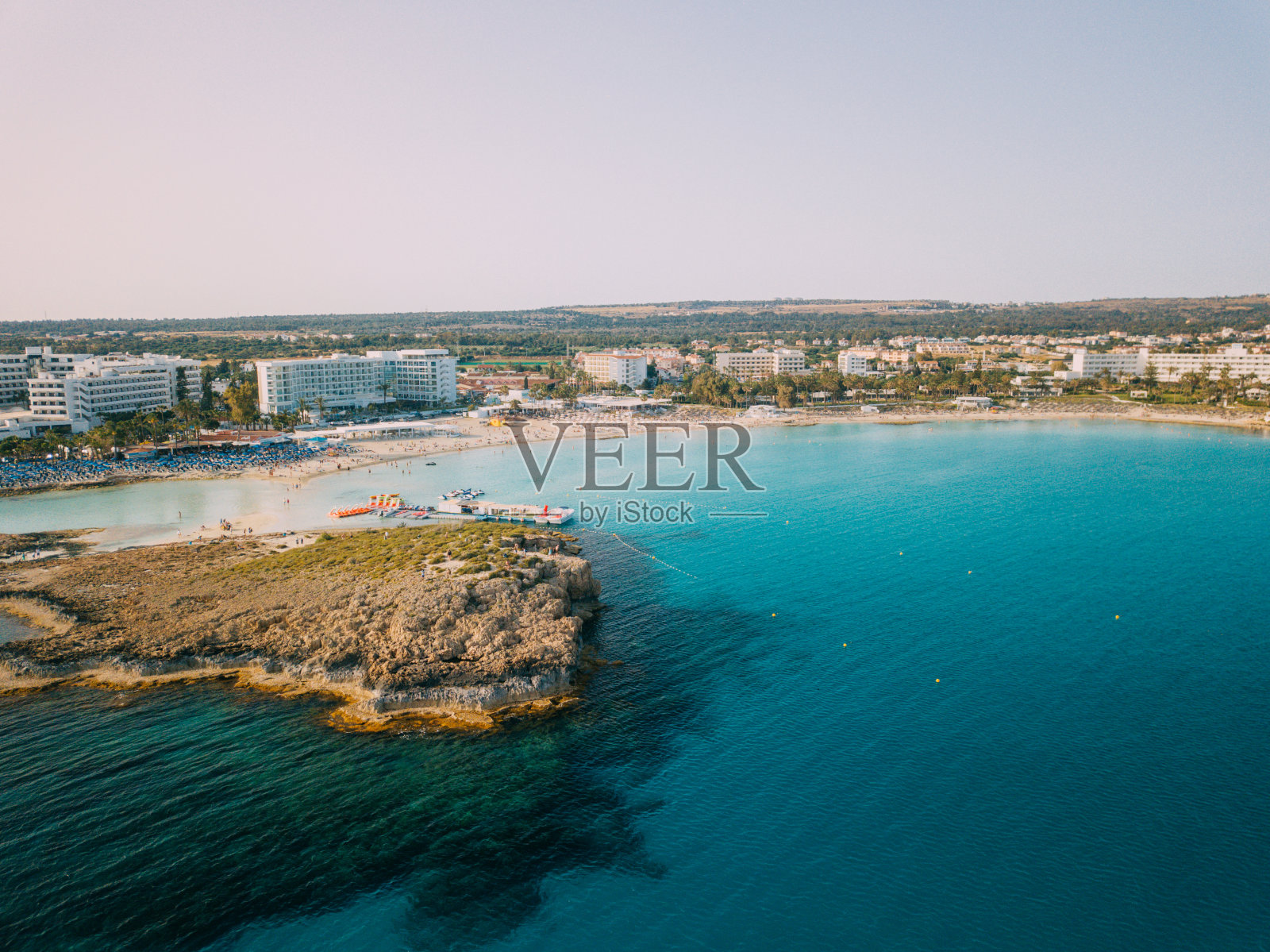 Pissouri。塞浦路斯共和国。一架无人机在阳光明媚的日子里拍摄的密苏里海滩全景图。照片摄影图片
