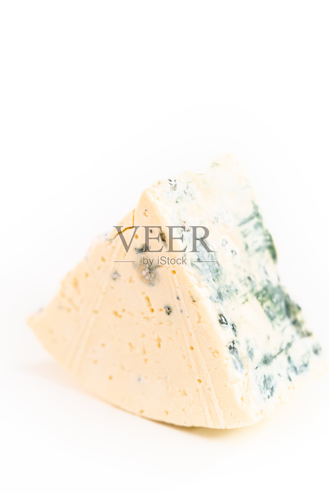 白色背景上的大块蓝奶酪。照片摄影图片