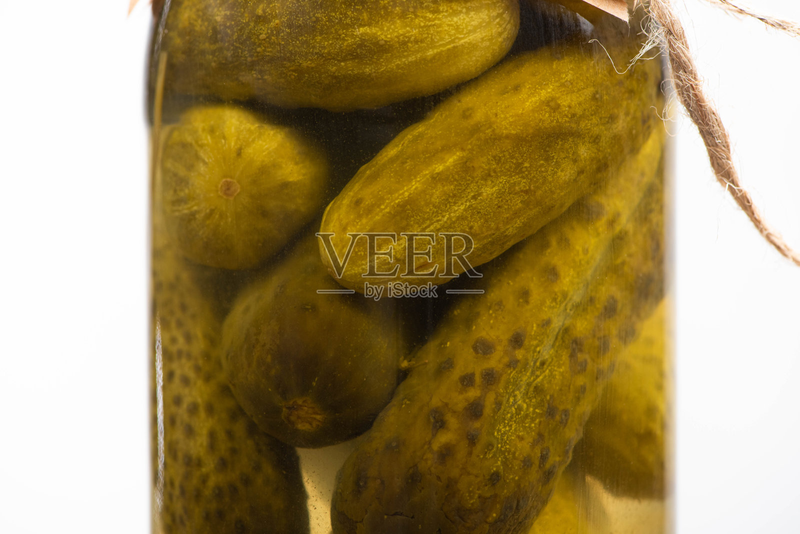 近距离观看自制美味的黄瓜罐头,在罐子上隔离白色照片摄影图片