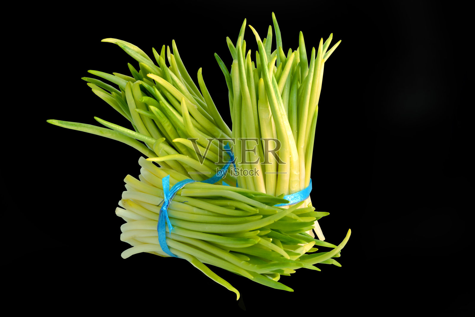 野韭、野参、野蒜黑孤立背景照片摄影图片