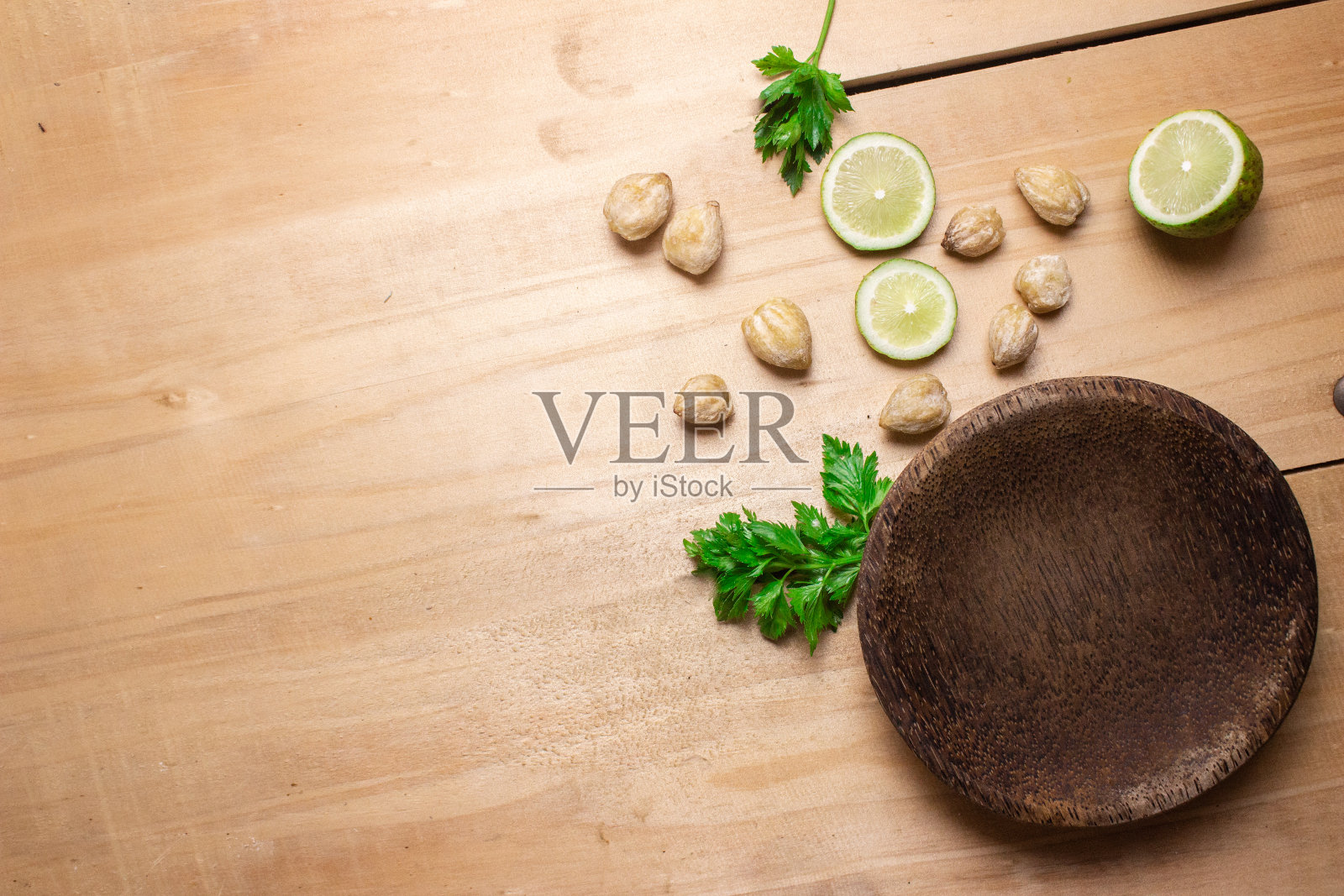药草和香料在石桌上烹饪照片摄影图片