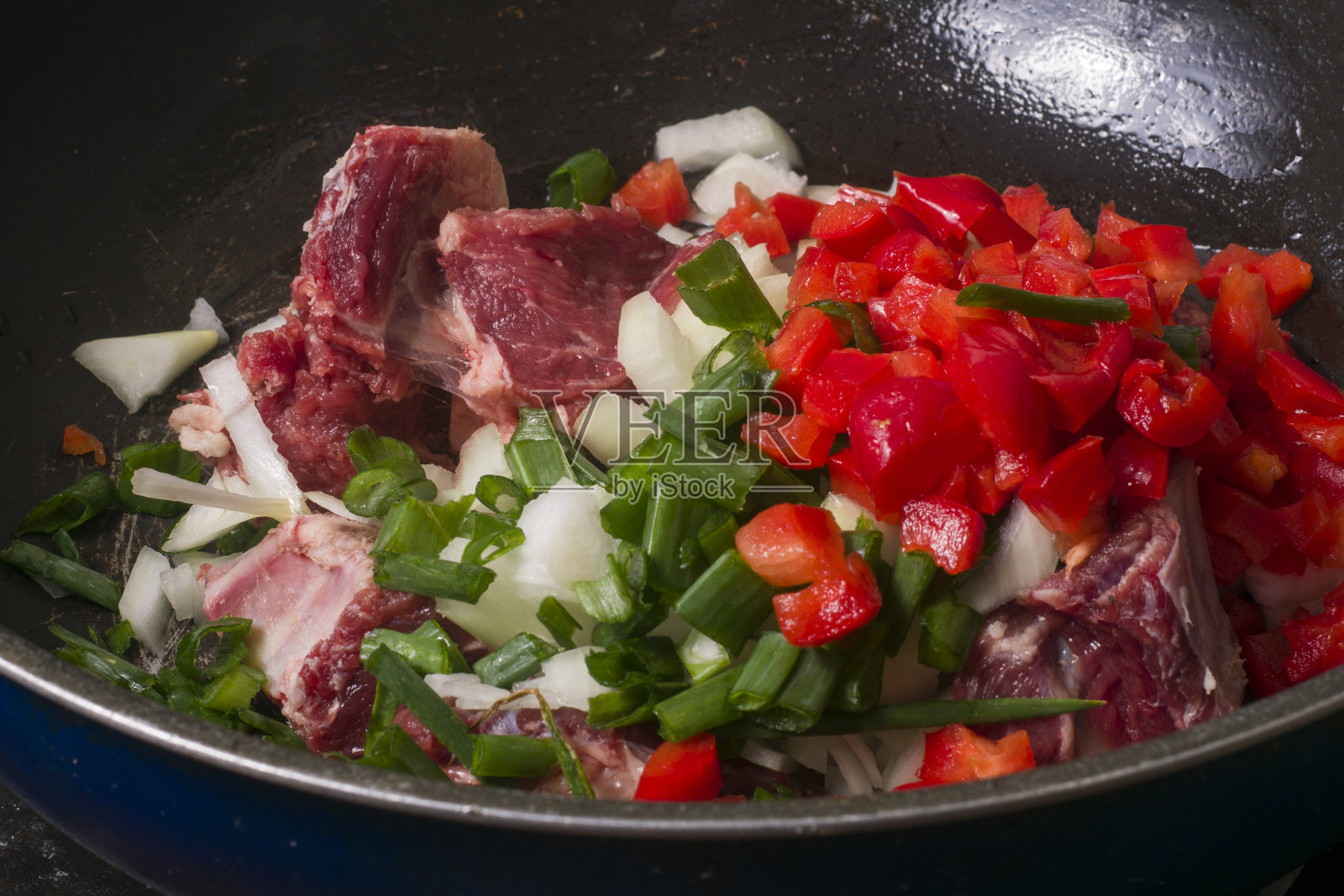 锅里的一块肉和一些蔬菜照片摄影图片