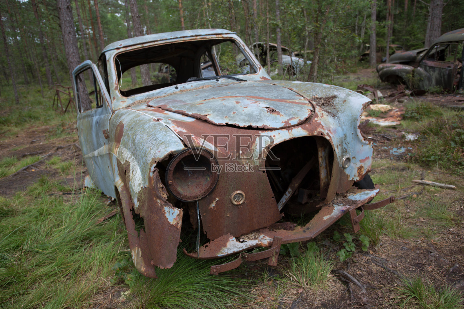 在瑞典的Ryd, Kyrko Mosse森林里的废旧汽车废料场照片摄影图片