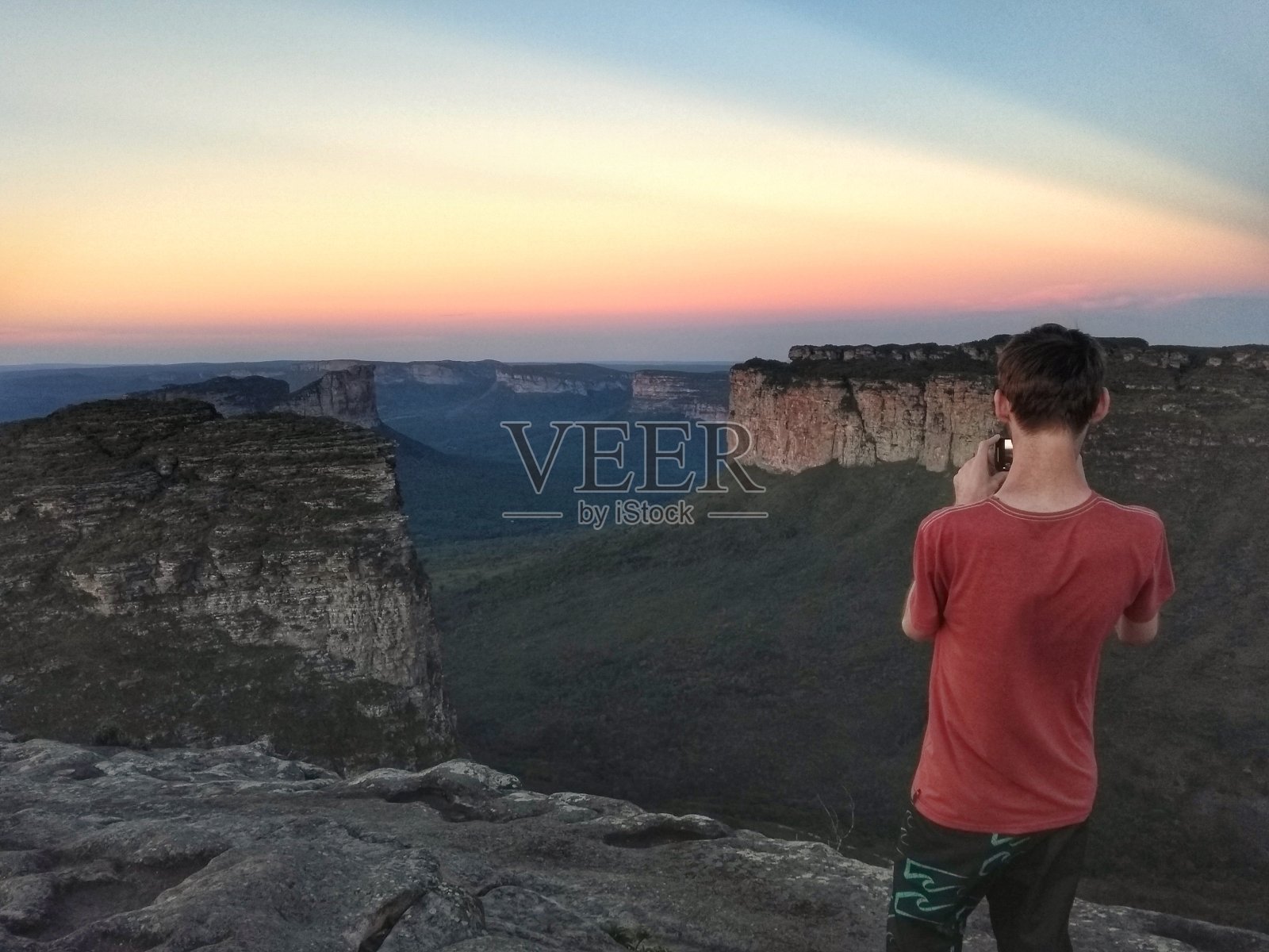 男人拍摄日落 - 巴西巴伊亚州迪亚曼蒂纳高原照片摄影图片