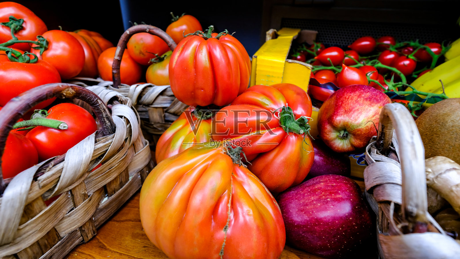 扭曲的西红柿照片摄影图片