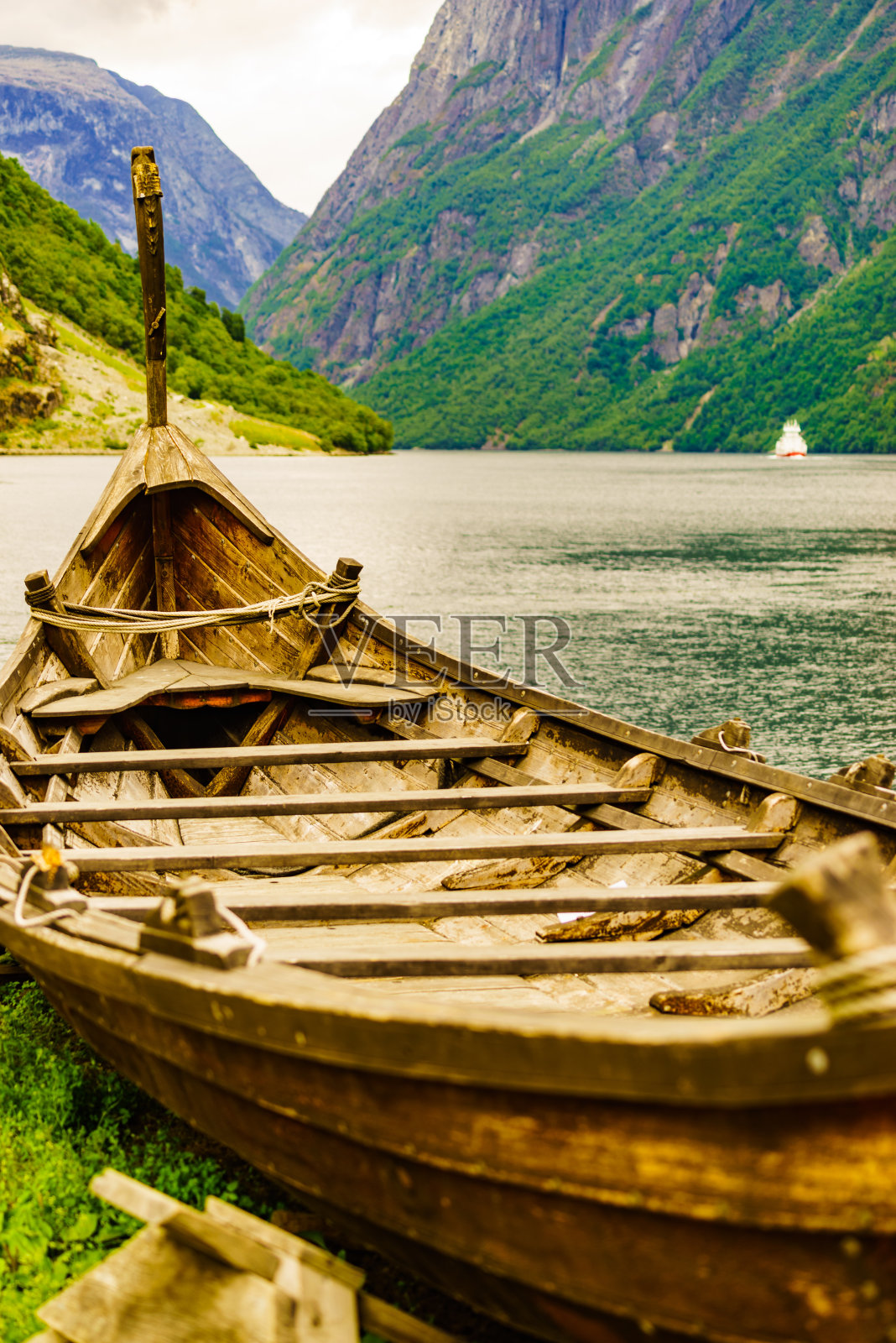 挪威峡湾的旧海盗船和渡船照片摄影图片