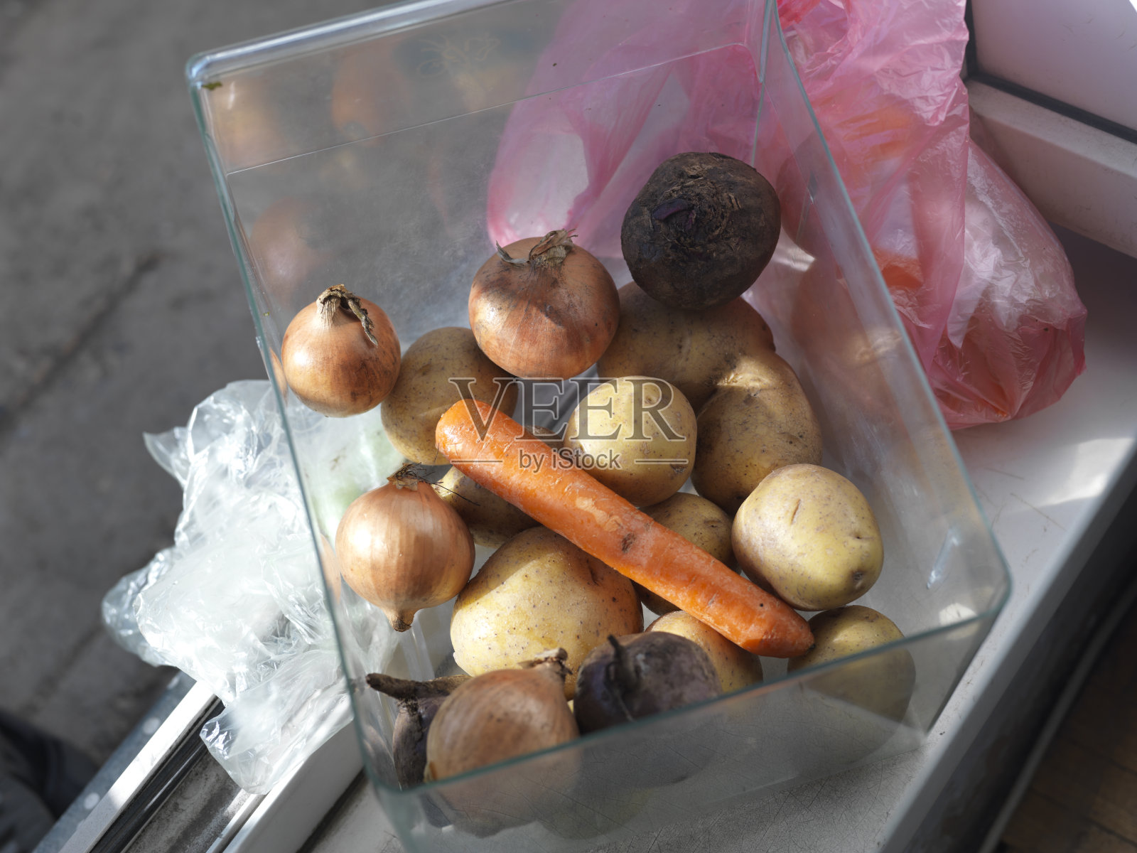 塑料盒里装着各种蔬菜照片摄影图片