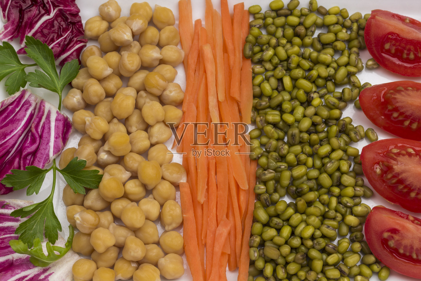 鹰嘴豆和绿豆,卷心菜叶,胡萝卜和西红柿混合。均衡的营养。照片摄影图片