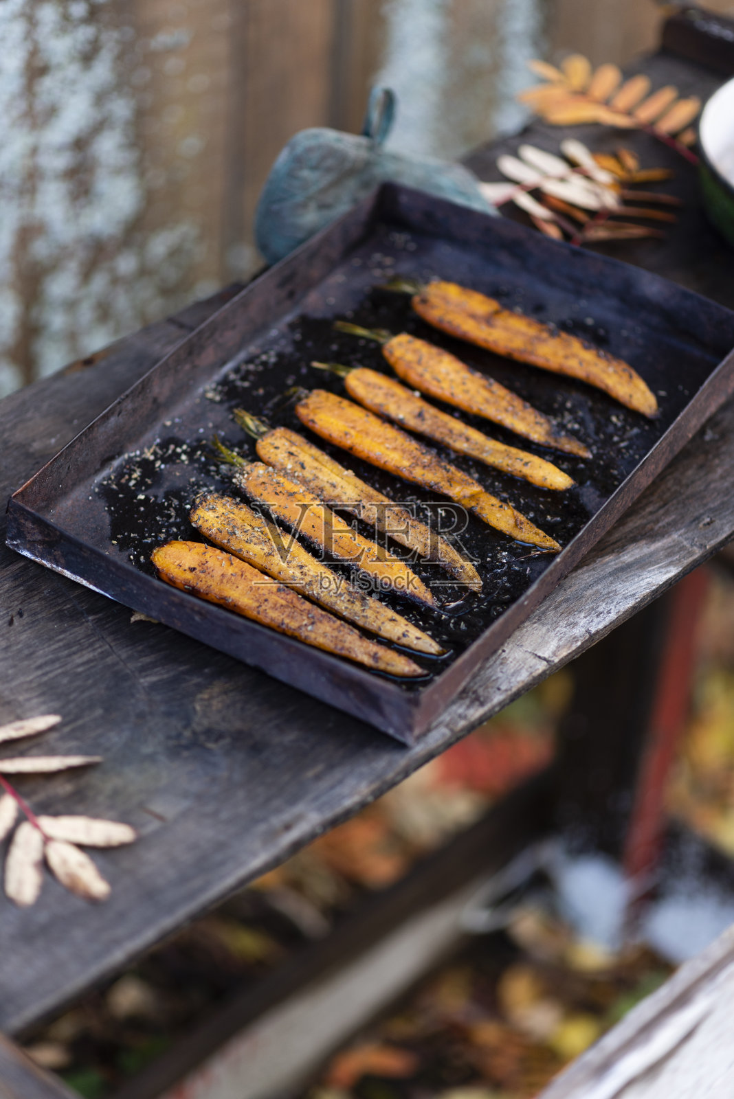 在黑色平底锅上制作新鲜胡萝卜的过程照片摄影图片