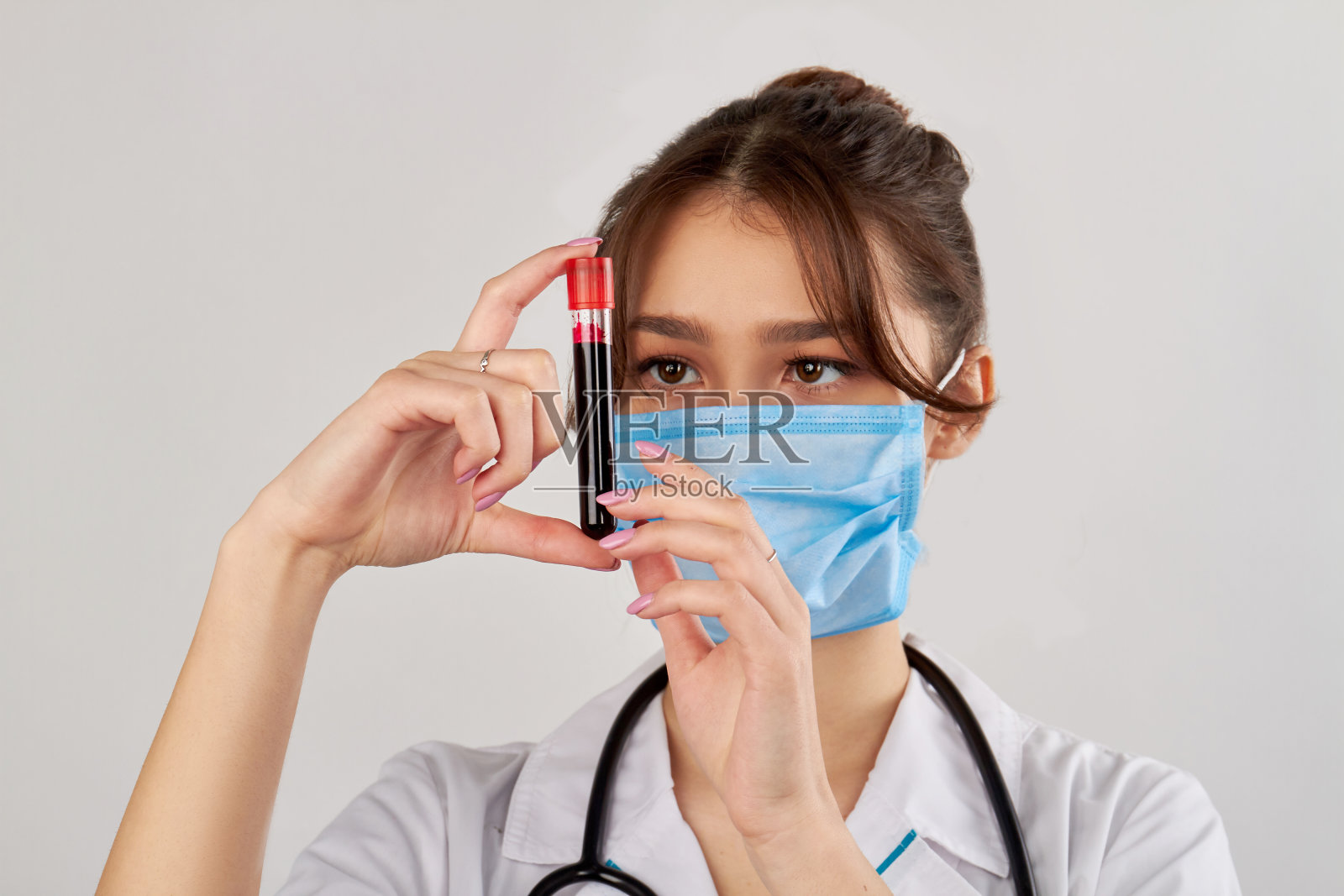 年轻女医生观察血检试管肖像照片摄影图片