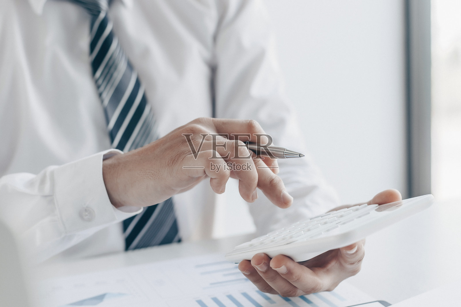 商人在全球经济背景下计算房地产投资支出并分析公司财务状况,财务会计和房地产投资概念分析。照片摄影图片