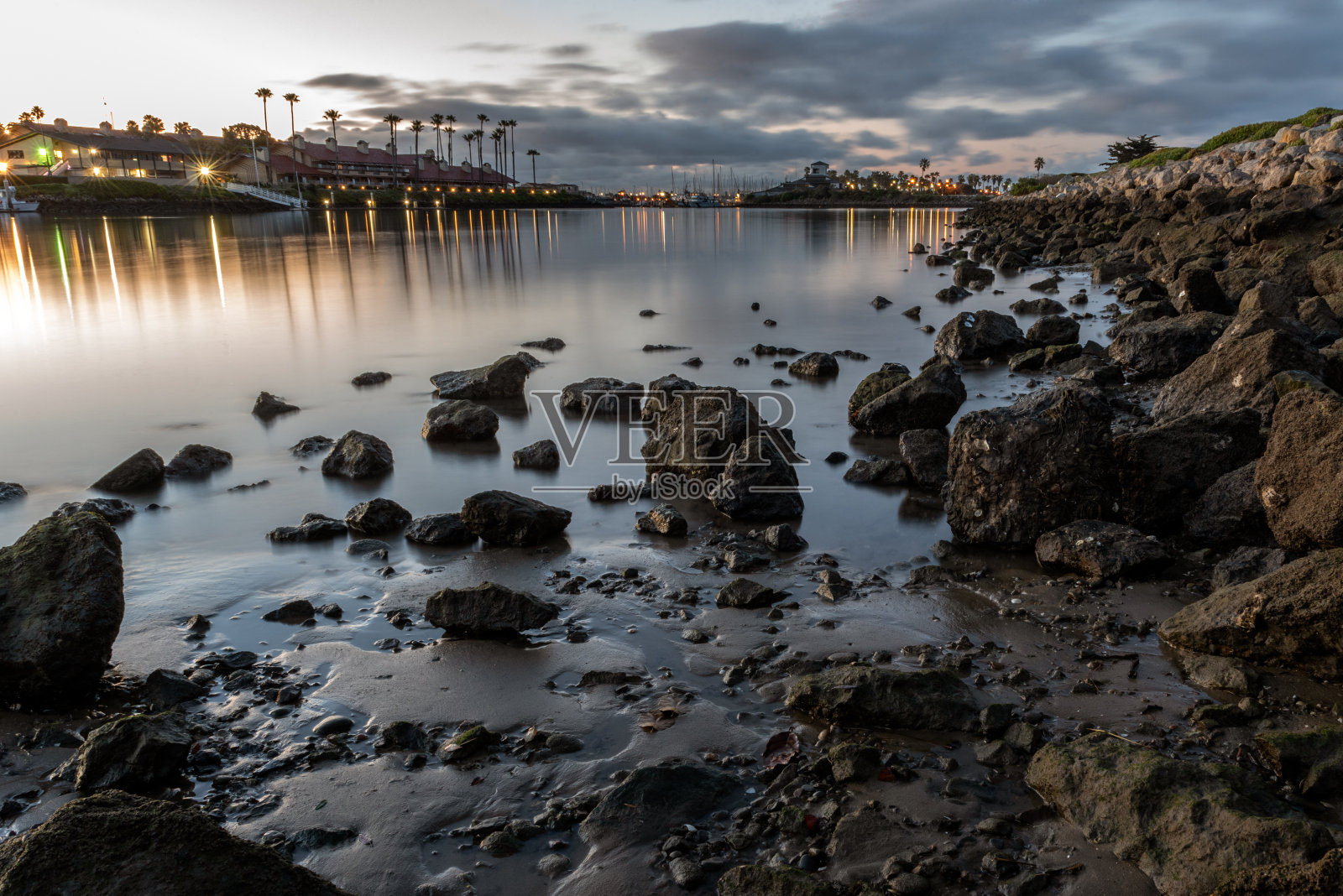黎明时分,港口周围的各种活动照片摄影图片