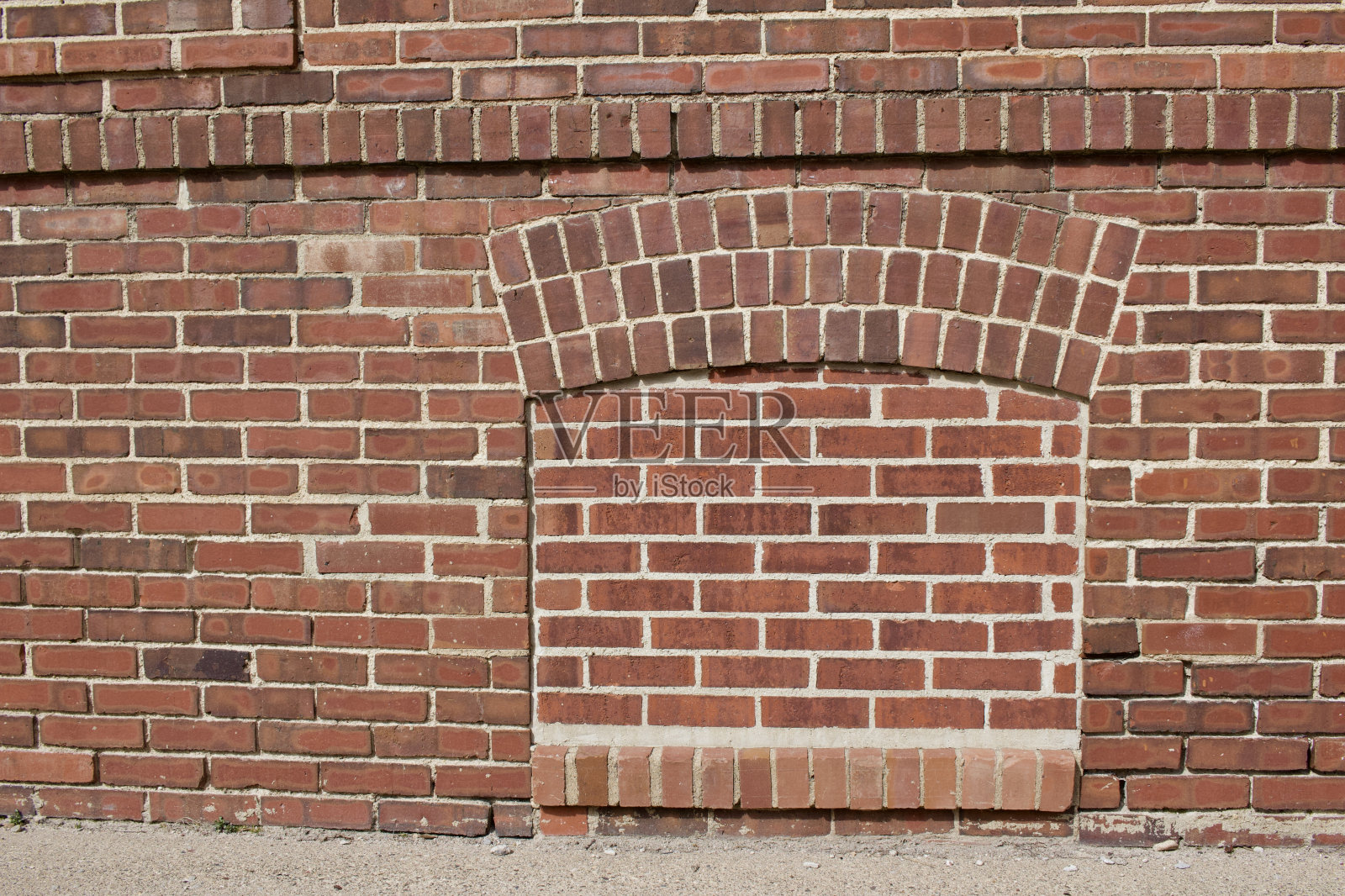 旧的外部红色砖墙纹理背景显示在地下室的窗户砖照片摄影图片