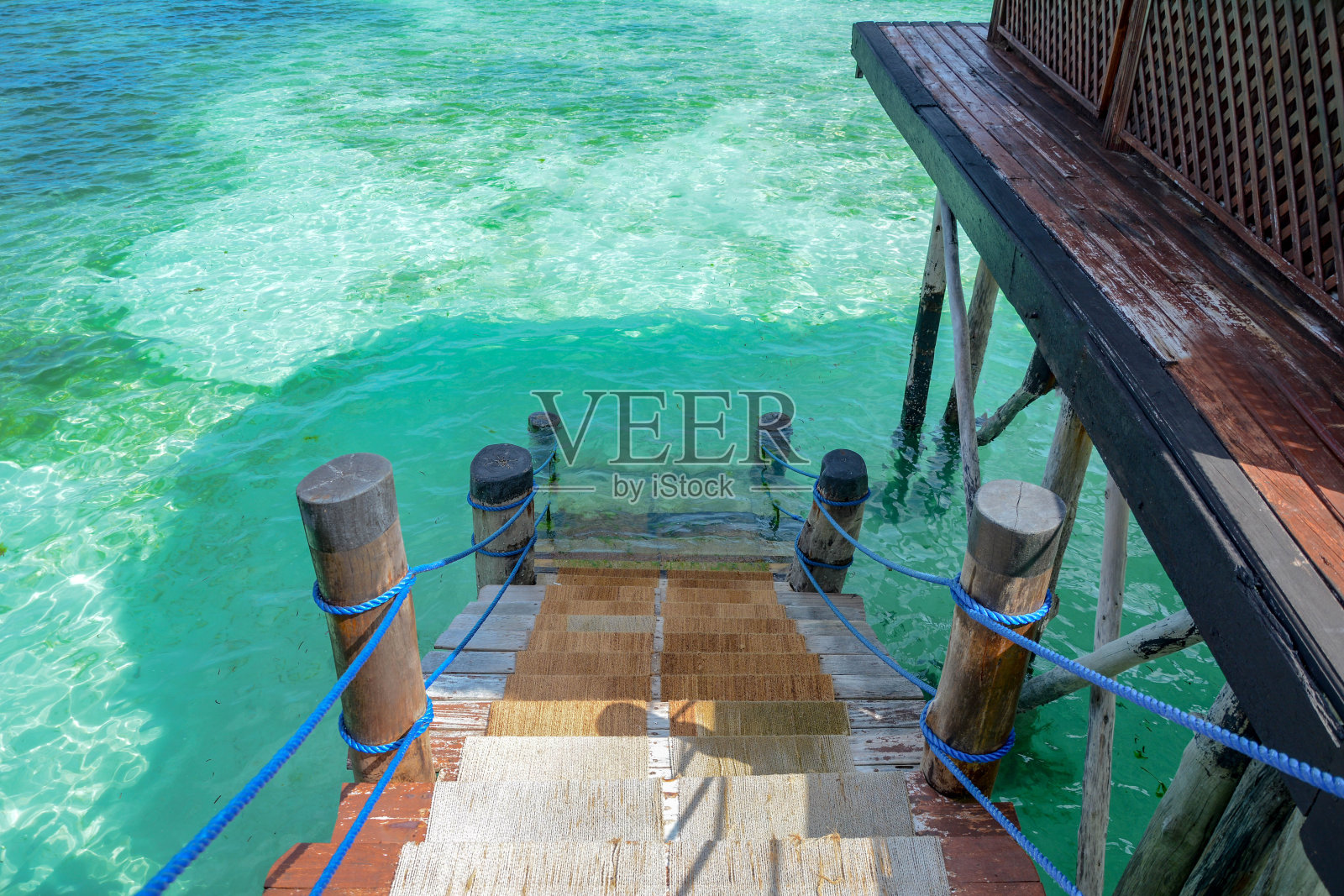 通往绿松石海的阶梯照片摄影图片