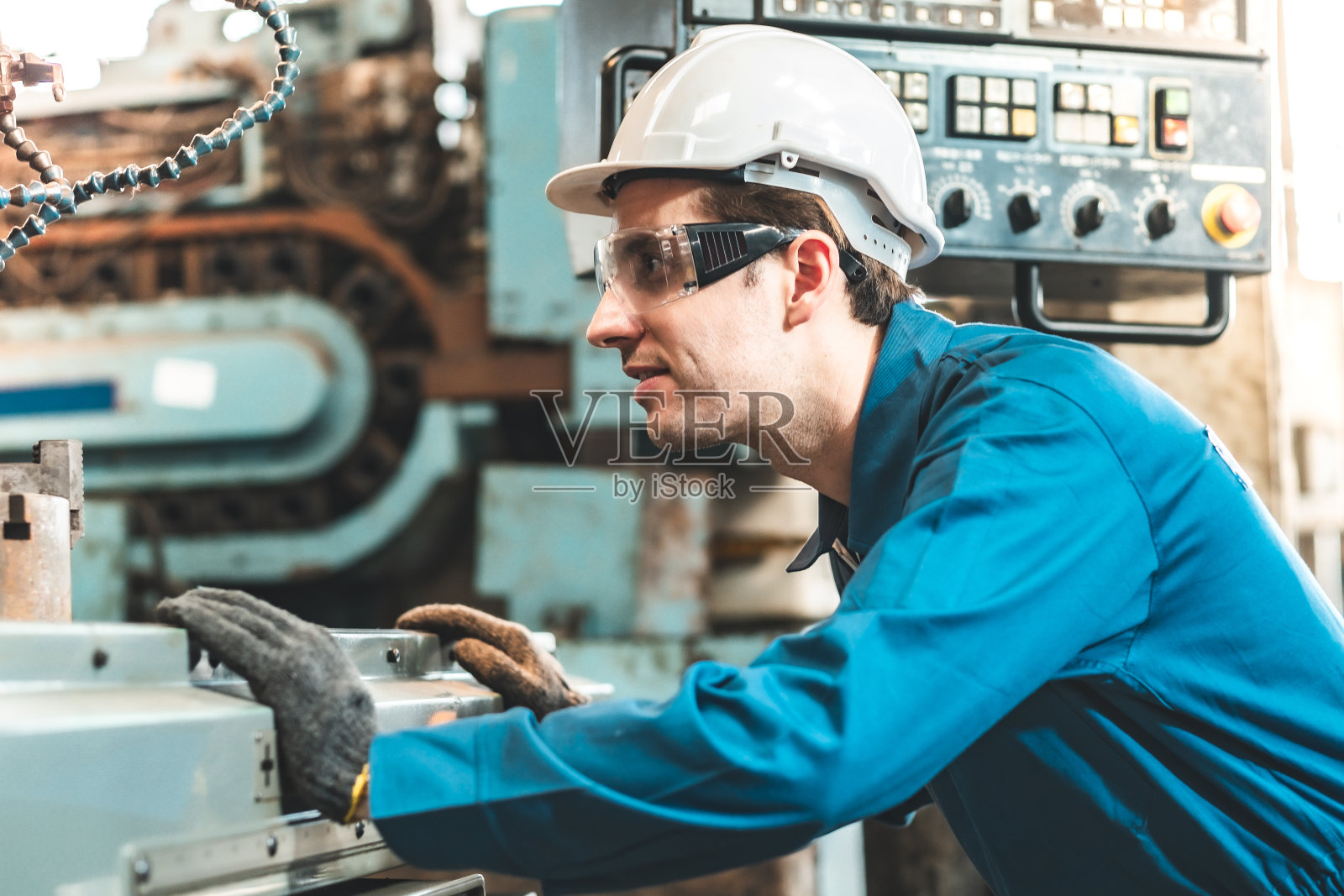 戴着安全帽的工业工程师在重工业制造厂工作。工厂里的产业工人。在工业工厂工作的人照片摄影图片