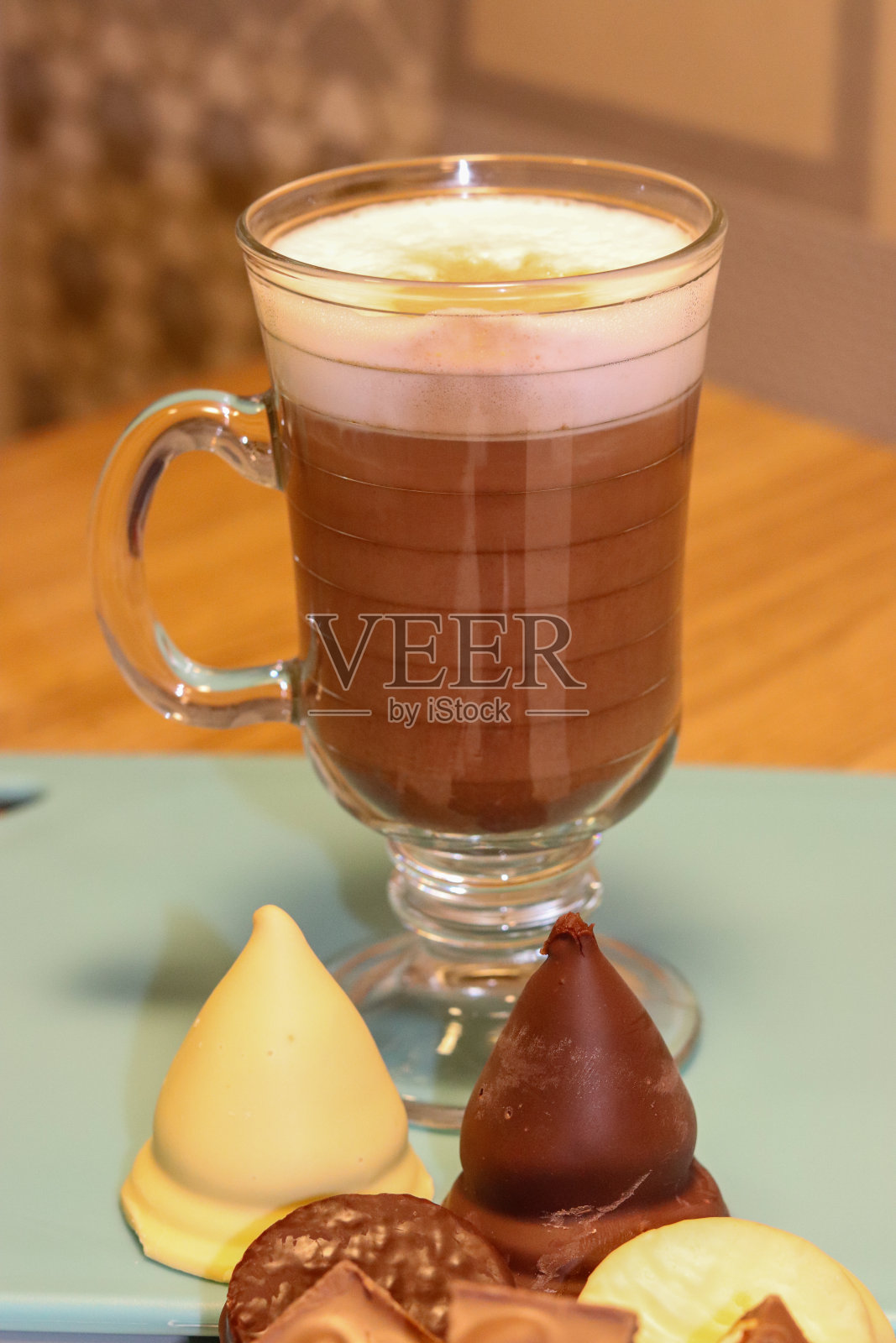 不同类型的巧克力和法式点心配上美味的摩卡奇诺。照片摄影图片