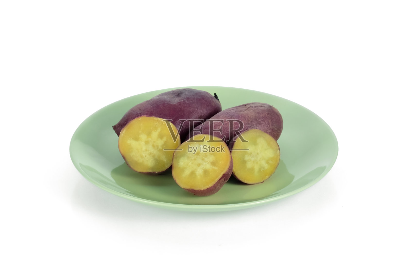 煮熟的红薯或山药在绿色的盘子孤立在白色的背景照片摄影图片