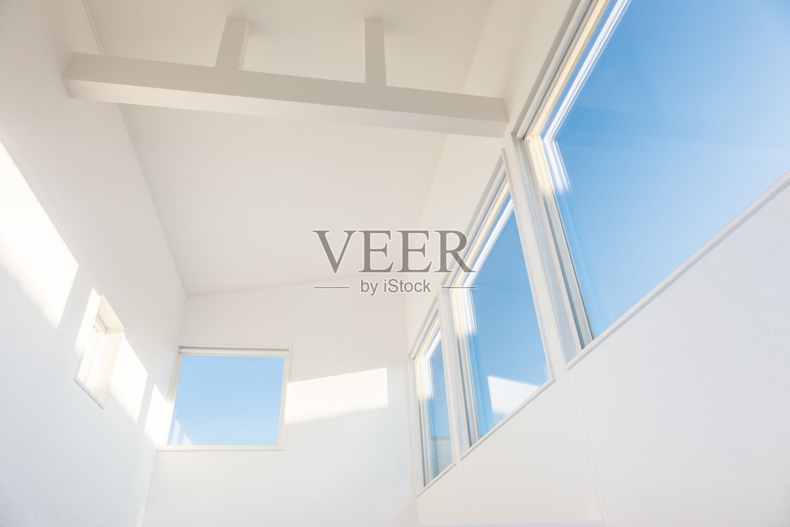 透过现代方形天窗仰望蓝天照片摄影图片