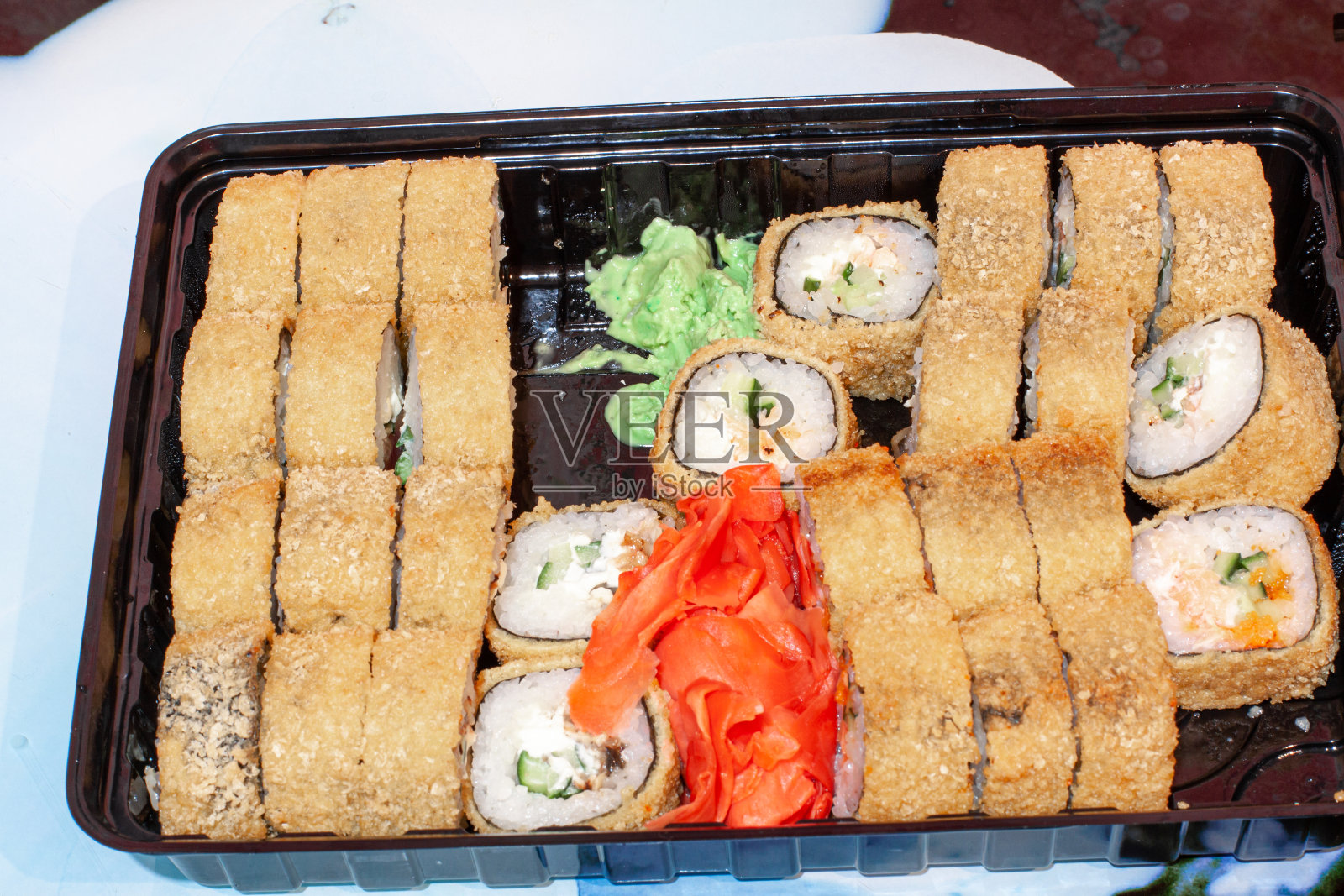 寿司放在一个黑色的容器里照片摄影图片