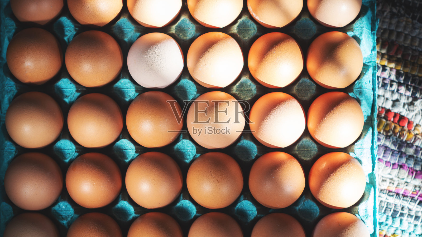 纸盘里有很多棕色的鸡蛋照片摄影图片