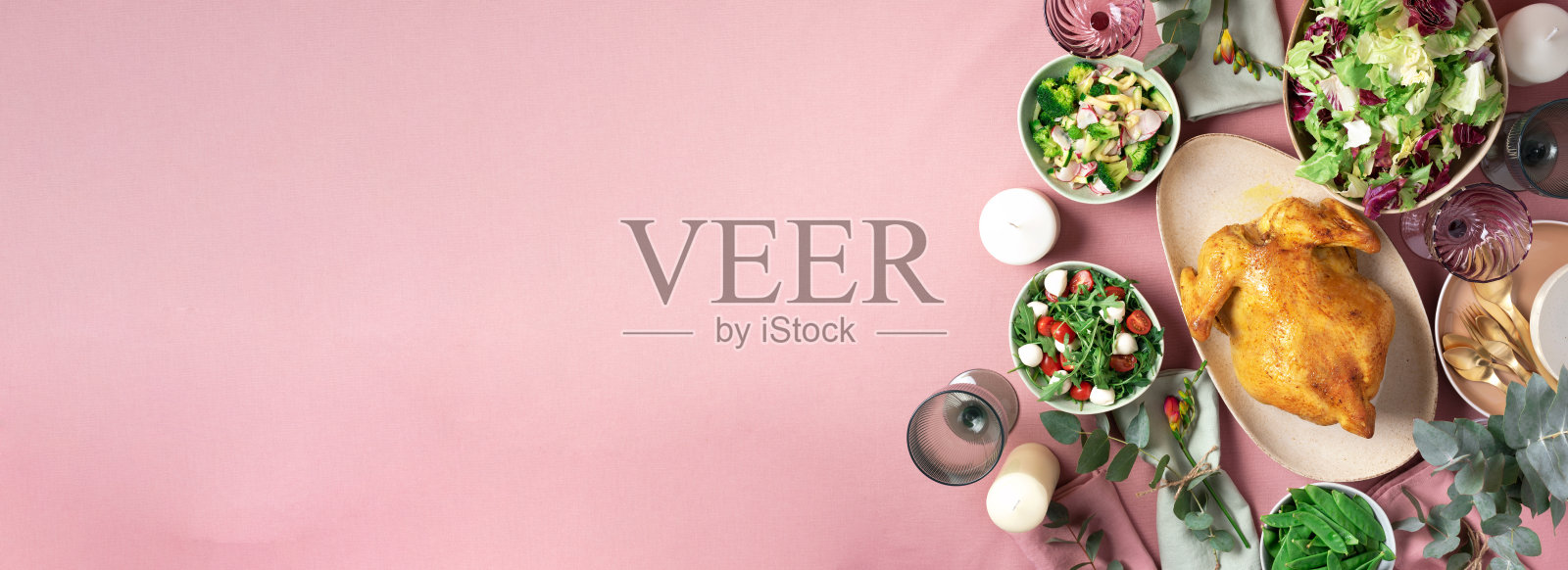 情人节,妇女节,母亲节,婚礼早午餐,节日家庭午餐和晚餐的概念。节日家庭餐桌。盛有沙拉和蔬菜的盘子,碗,点心,烤鸡,桉树花照片摄影图片