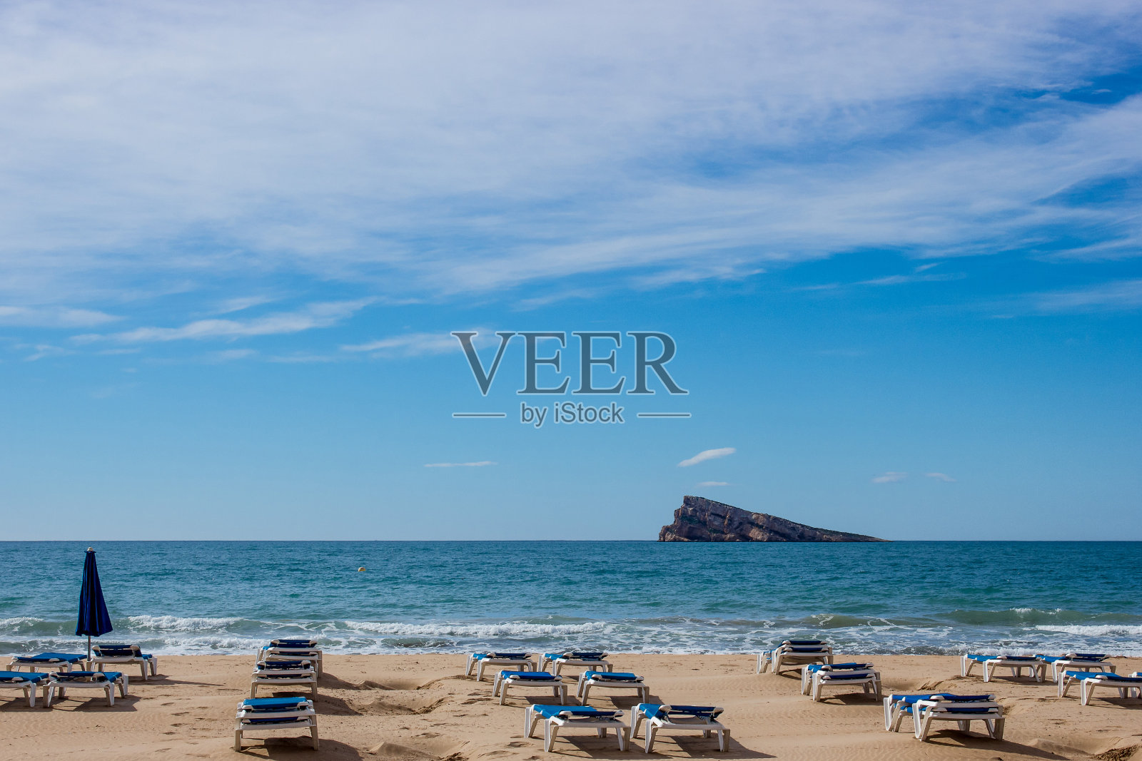 海上的空躺椅照片摄影图片