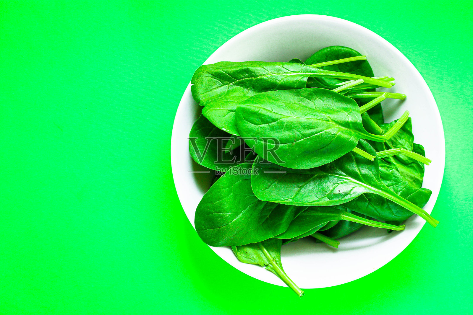 菠菜叶、新鲜绿色蔬菜、微型蔬菜,菜单概念,食品背景,酮或古饮食。顶部视图。文本的复制空间照片摄影图片