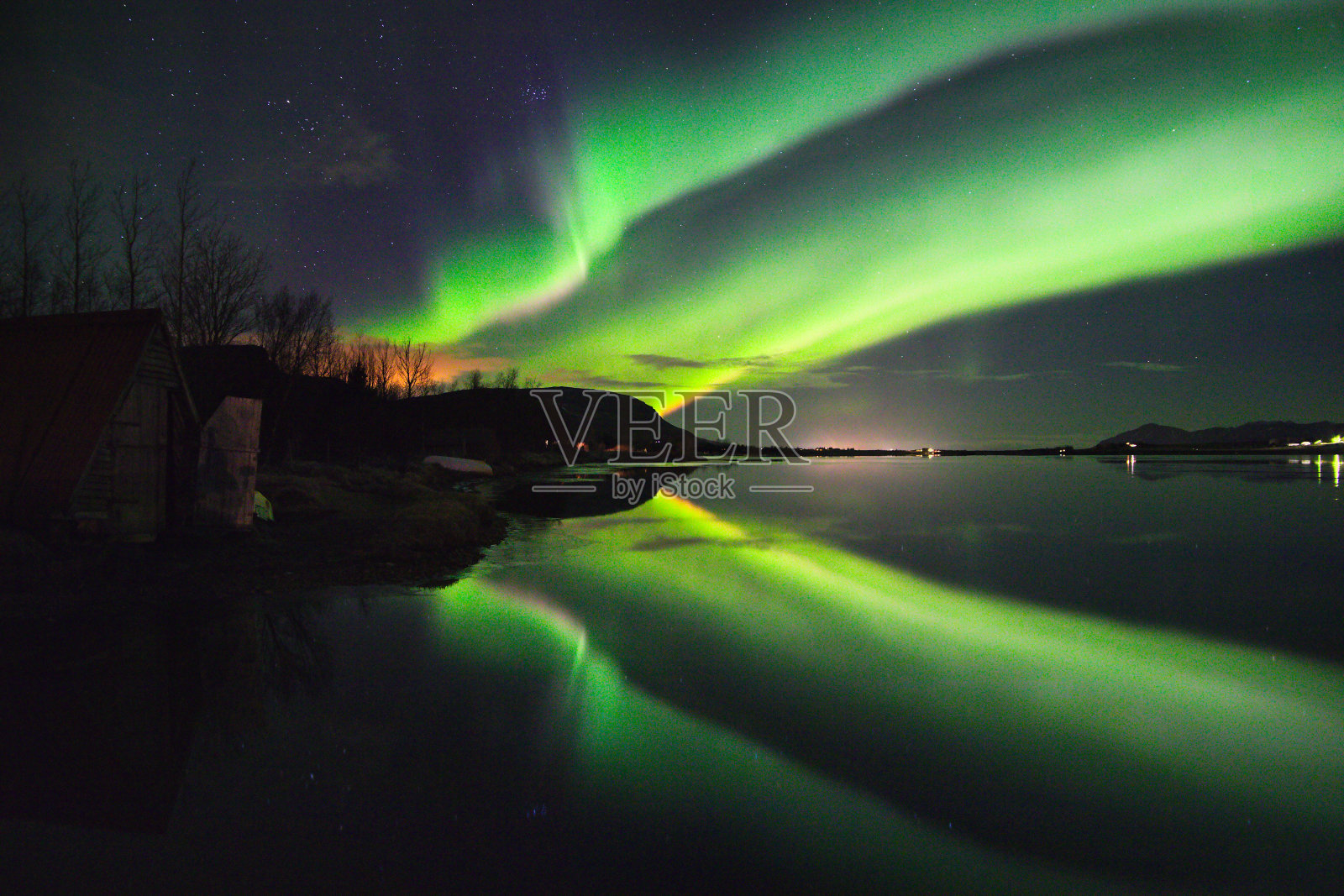 2019年,冰岛Međalfellsvatn湖上的北极光照片摄影图片