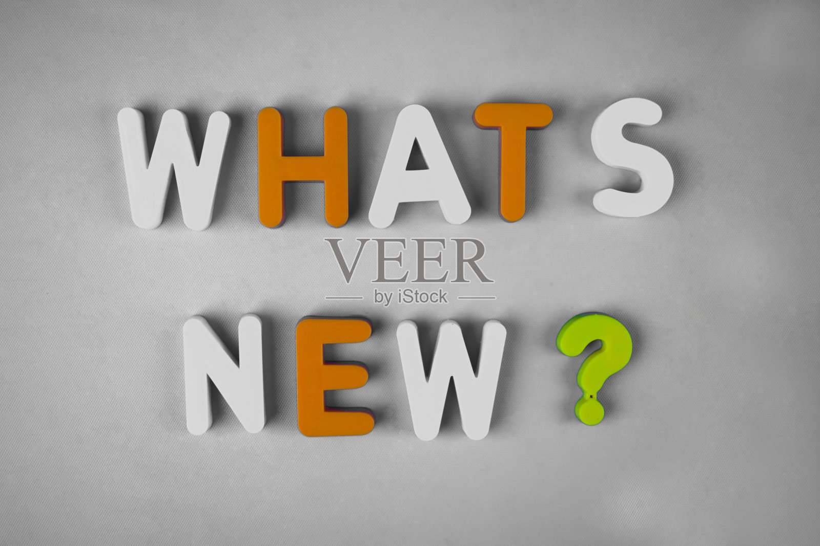 有什么新鲜事吗?在白色背景上用不同颜色的字母块书写的字照片摄影图片