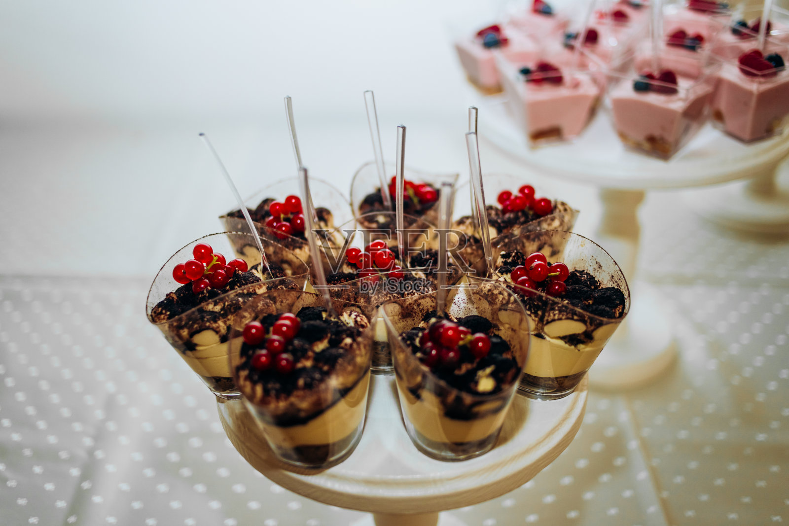 自助餐桌上有糖果和饮料。婚礼照片摄影图片