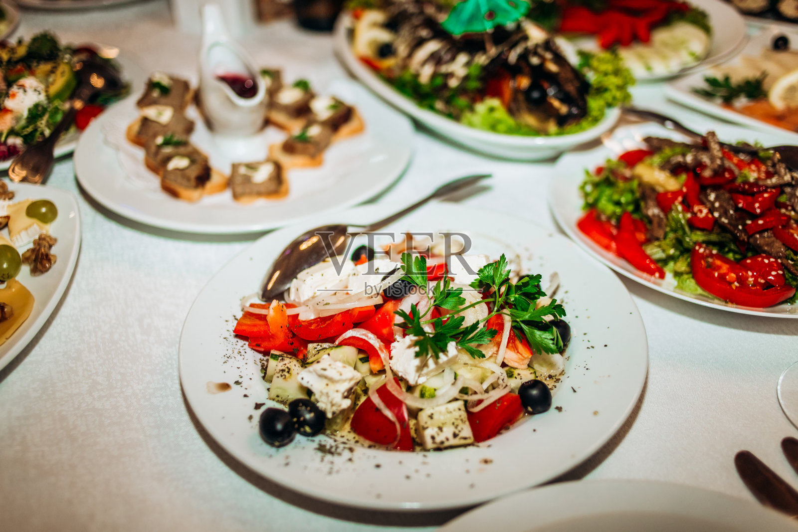 蔬菜沙拉在桌上照片摄影图片