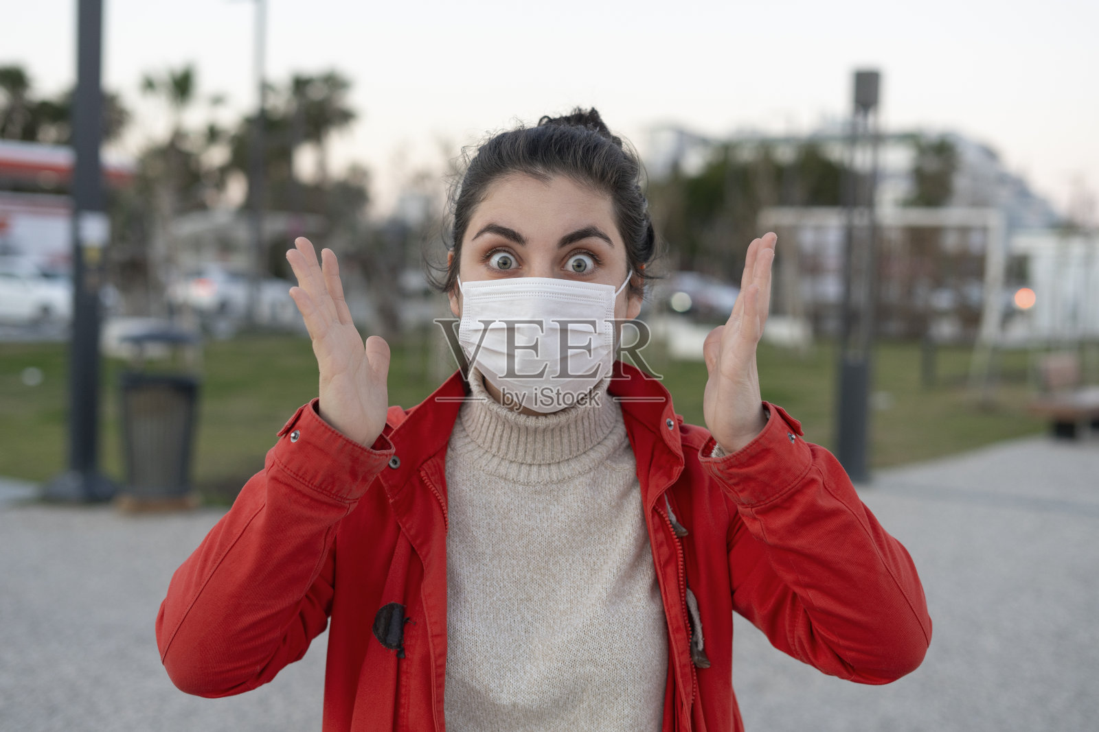 对着镜头面露恐惧的年轻女人肖像照片摄影图片