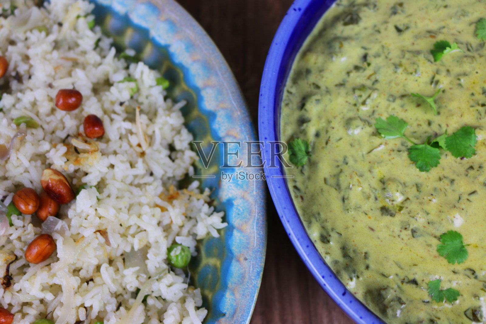 在印度德里,传统的印度自制芝士奶酪和豌豆普拉奥用葫芦巴、豌豆、腰果酱制成,在陶瓷碗中,洒上香菜叶,这是印度最受欢迎的主食照片摄影图片